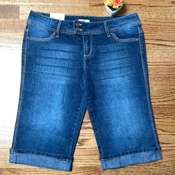 NWT SO Dark Denim Bermuda Cuffed Shorts Sz: 11 - Picture 2 of 8